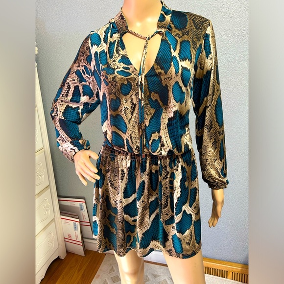 NWT Arielle Snake skin print smocked waist mini dress size medium - Picture 1 of 7